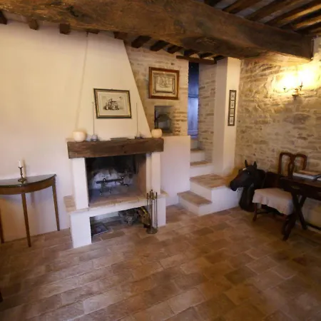 펜션 Charming Holiday From The 16th Century With Pool And Large Garden In The Beautiful Nature Avenale